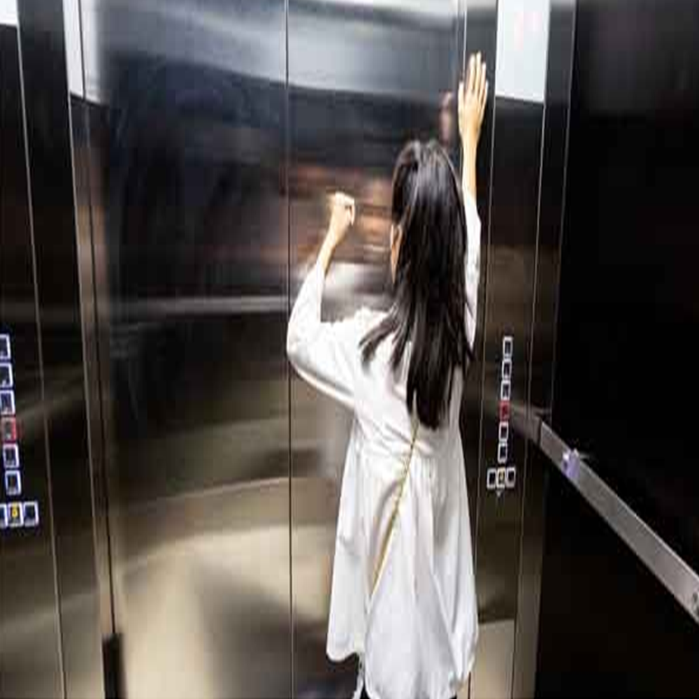 هنگام گیرکردن در داخل آسانسور چه کارهایی باید انجام دهیم؟